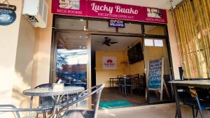 un ristorante con tavolo e sedie all'esterno di Lucky Buako Hotel Patong a Patong Beach