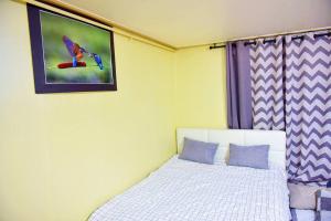 ein Schlafzimmer mit einem Bett mit einem Bild an der Wand in der Unterkunft G-503 Secret AZIT in Gunsan in Gunsan