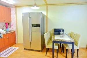 eine Küche mit Tisch und Kühlschrank in der Unterkunft G-503 Secret AZIT in Gunsan in Gunsan