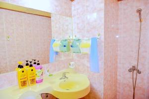 ein Badezimmer mit Waschbecken und Spiegel in der Unterkunft G-503 Secret AZIT in Gunsan in Gunsan