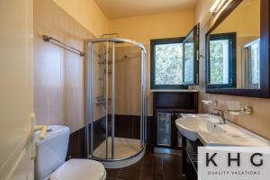 Koupelna v ubytování Villa Mare with Infinite sea views! + 48 fotografií