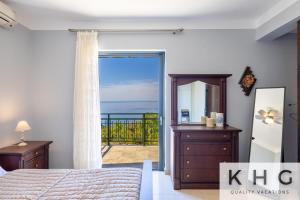 Postel nebo postele na pokoji v ubytování Villa Mare with Infinite sea views!