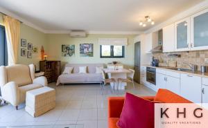 Kuchyň nebo kuchyňský kout v ubytování Villa Mare with Infinite sea views!