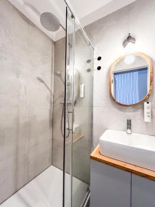 un baño con lavabo y ducha en Apartament typu studio przy Nawrot 50, en Łódź