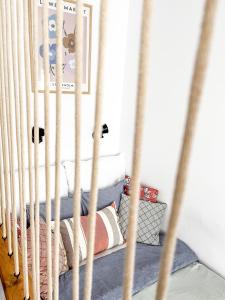 cuna con almohada en el dormitorio en Apartament typu studio przy Nawrot 50, en Łódź