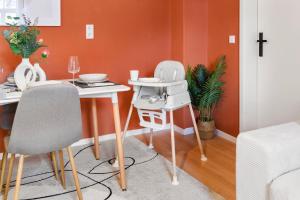 een keuken met een tafel en stoelen in een kamer bij Stilvolles Apartment mit Festungsblick im Zentrum in Königstein an der Elbe