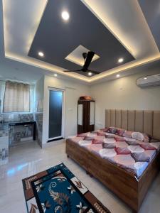 1 dormitorio con 1 cama grande en una habitación en Anjali Home Stay, en Rishīkesh