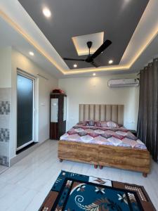 1 dormitorio con 1 cama en una habitación en Anjali Home Stay en Rishīkesh