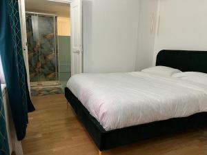 - une chambre avec un grand lit et un miroir dans l'établissement Carafa's Central Apartment by HHN, à Naples
