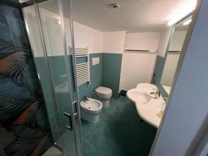 Carafa's Central Apartment by HHN في نابولي: حمام مع مرحاضين ومغسلة