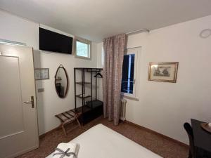 a room with a bed and a window at Albergo da Pina in Lazise
