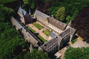 eine Luftansicht einer alten Burg im Wald in der Unterkunft Conferentiecentrum Hotel Bovendonk in Hoeven