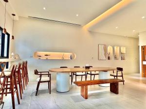 een eetkamer met een tafel en stoelen bij 悠日 Lazy Days 澎湖民宿 in Magong