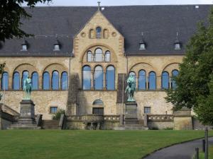 un edificio con estatuas delante de él en Bruns Comfortable holiday residence, en Goslar 7 fotos más