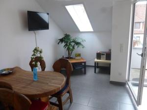 comedor con mesa y TV en Apartment "Max & Moritz", en Bammental