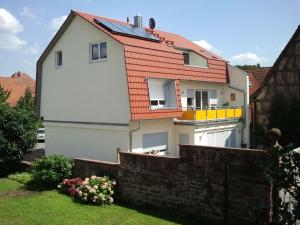 une maison blanche avec un toit orange dans l'établissement Apartment "Max & Moritz", à Bammental