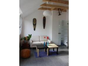 uma sala de estar com um sofá branco e uma mesa em Apartment "Max & Moritz" em Bammental