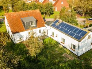 uma vista aérea de uma casa com painéis solares em Borkum Freedom 2 em Borkum