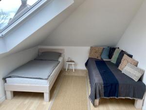 1 dormitorio con 2 camas en un ático en Holiday home Fischer en Juist