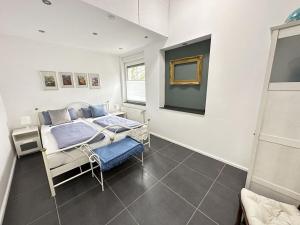 Zimmer mit einem Bett und einem Tisch in der Unterkunft Milan Modern Retreat in Xanten