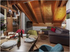 un soggiorno con tavolo e divano di Angerer-the holiday apartment a Berchtesgaden