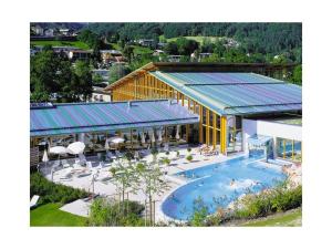 einen Blick über das Resort mit Pool in der Unterkunft Angerer-the holiday apartment in Berchtesgaden