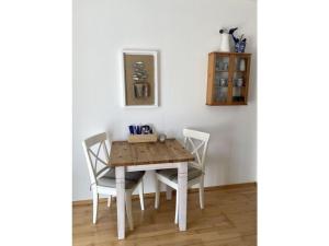 una mesa de comedor y sillas en una habitación en in the Fischer house Lütje Stuv en Juist