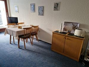 comedor con mesa, mesa y sillas en Forest Residence Modern retreat, en Unterkirnach