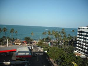 a view of a city with the ocean in the background at Estúdio Ibiza em Jatiúca in Maceió