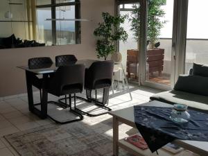 sala de estar con mesa y sillas en Dream view over Cologne en Colonia