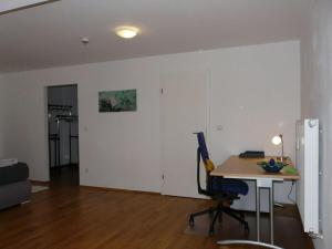 Habitación con escritorio y mesa con silla. en Kampenwand Loft Modern retreat, en Aschau