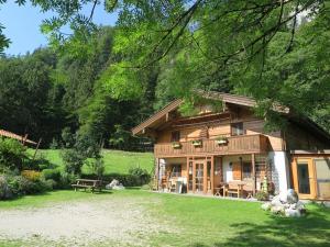 una pequeña casa de madera en un campo de hierba en Nagelsmederij in het huis Waldwinkel en Aschau im Chiemgau