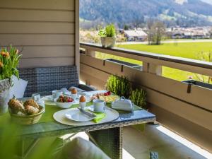 una bandeja de comida en una mesa en un balcón en Hörndlwand Ruhpolding, en Ruhpolding