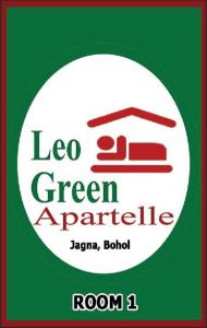 un letrero verde con las palabras leo verde en Leo Green Apartelle, en Jagna