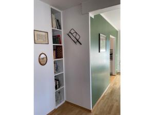 um corredor com uma parede com estantes de livros em Chalet Salzeder Modern retreat em Bayerisch Gmain