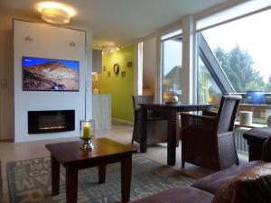 ハーネンクレー・ボックスヴィーゼにあるDream view Comfortable holiday residenceのテーブルと暖炉のあるリビングルーム