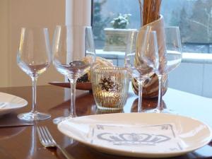 Dream view Comfortable holiday residence في بوكسفيس هاننكلي: مجموعة من كؤوس النبيذ على طاولة
