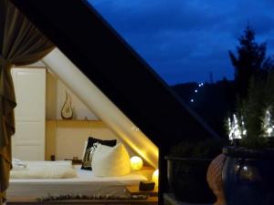 ハーネンクレー・ボックスヴィーゼにあるDream view Comfortable holiday residenceのテント内の白いベッド1台が備わるベッドルーム1室