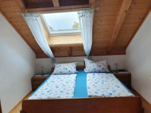 1 dormitorio con 2 camas y ventana en Wutachtal Modern retreat 