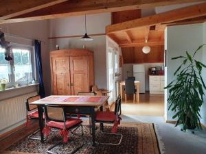 cocina y comedor con mesa y sillas en Wutachtal Modern retreat 