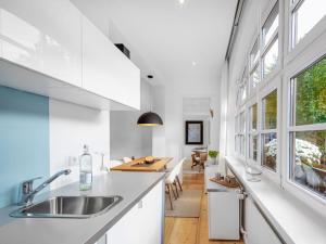 een keuken met witte kasten en een eetkamer bij in the Blue House - ground floor in Garmisch-Partenkirchen