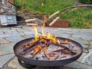 una parrilla con un montón de perritos calientes alrededor en Englhof Modern retreat en Corvara in Passiria