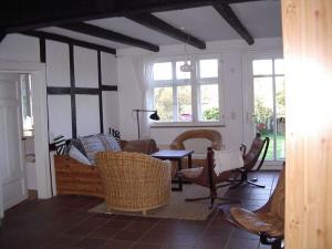 Holperdorp Modern retreat في Lienen: غرفة معيشة مع كراسي وطاولة ونوافذ