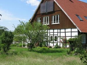 Holperdorp Modern retreat في Lienen: حظيرة خشبية كبيرة مع سقف احمر