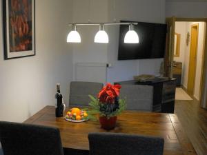 uma sala de estar com uma mesa com uma taça de fruta em Bader Modern retreat em Blaichach