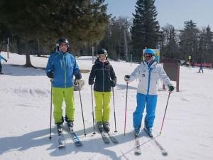 drie mensen op ski's staan in de sneeuw bij Nesterl Modern retreat in Mitterfirmiansreut