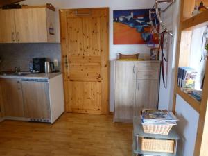 een keuken met een houten deur en een keuken met een aanrecht bij Schober Modern retreat 