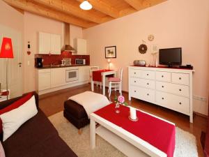 een woonkamer met een bank en een tafel bij Nesterl Modern retreat in Mitterfirmiansreut