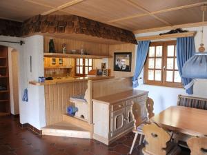 uma cozinha de casa de bonecas com uma mesa e um balcão em Panorama Modern retreat em Hilders