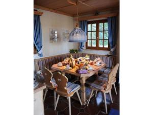 uma mesa de jantar com cadeiras e comida em Panorama Modern retreat em Hilders